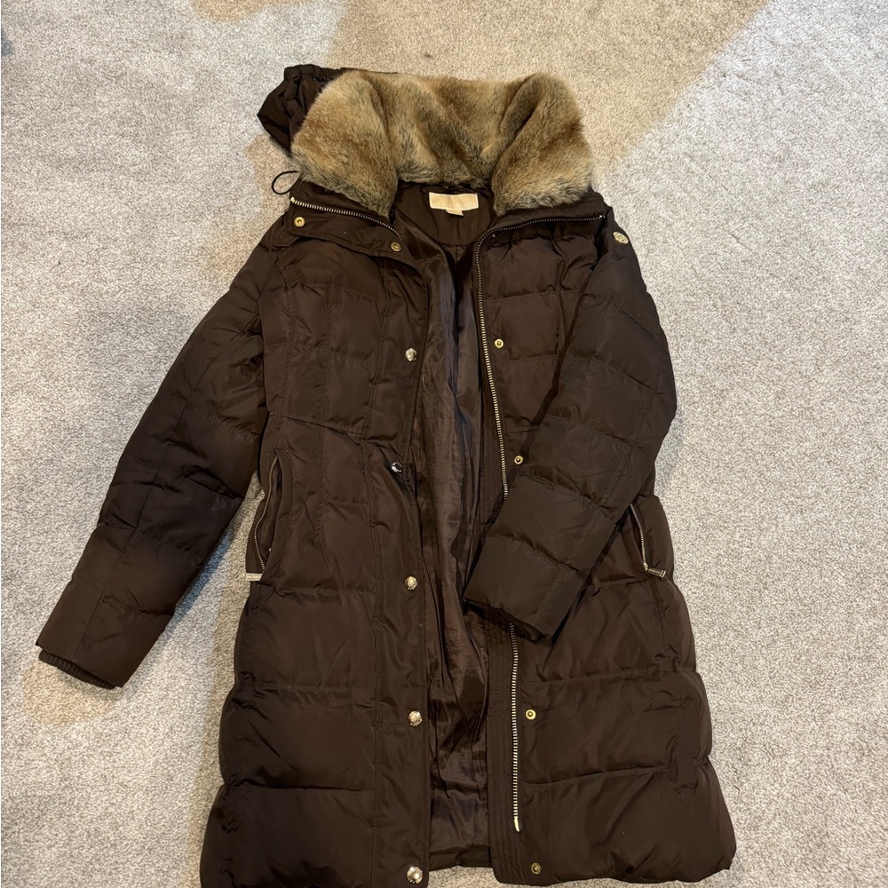 Michael kors brown winter puffer. Great shape bare worn. Size small.
